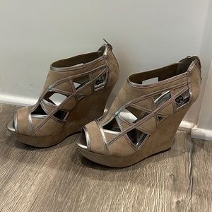 Gianni Bini- Size 8 - beautiful wedges - zip back